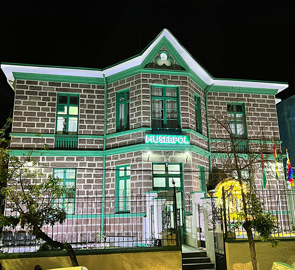 fachada-noche-oficina-central